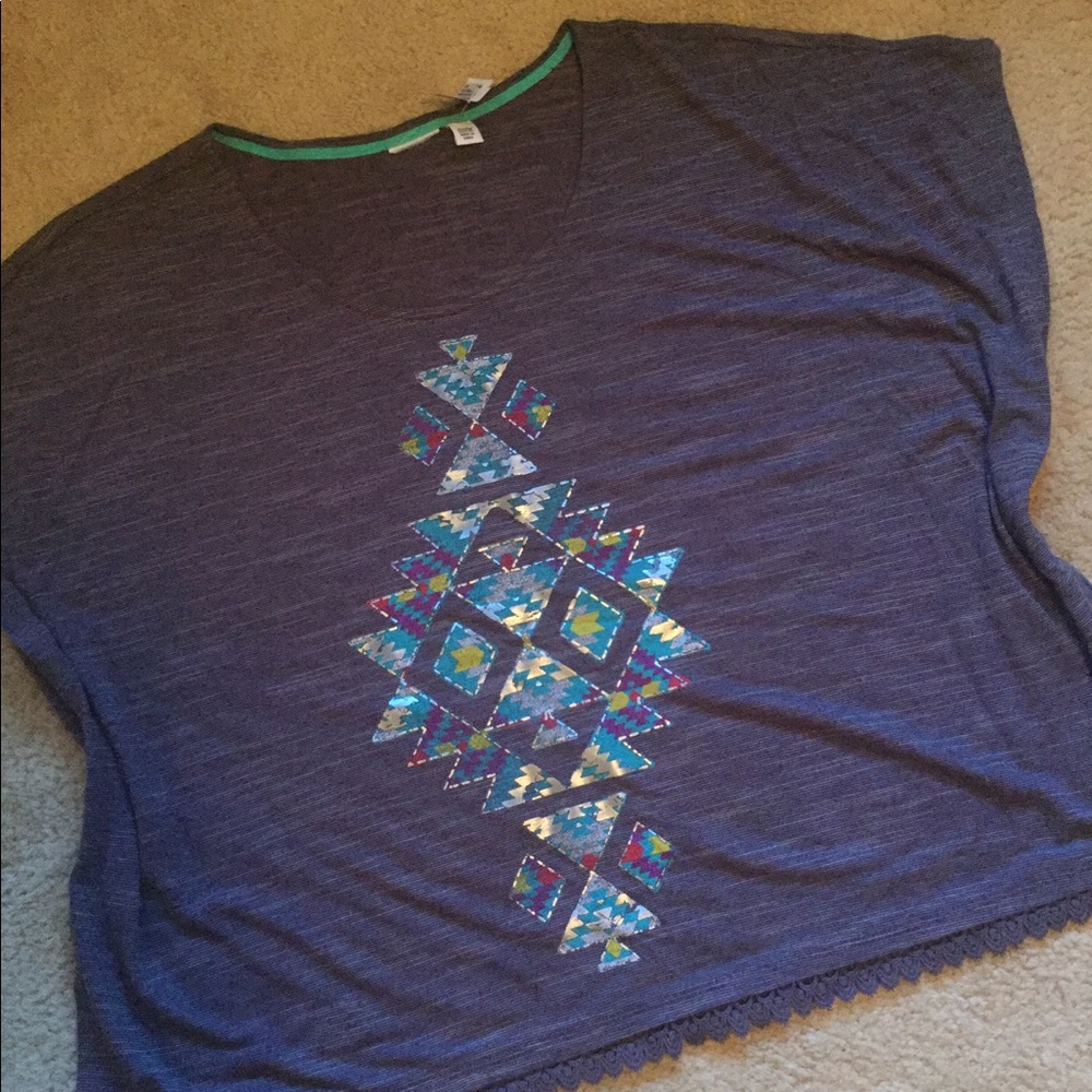 Eyeshadow brand gray tee w/ Aztec detail 22/24